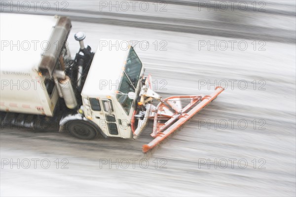 USA, New York State, New York City, high angle view of Snowplow plowing snow out of street. Photo : fotog