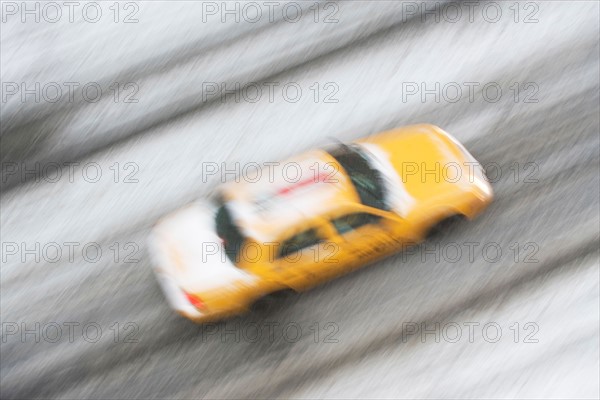 USA, New York State, New York City, blurred motion of yellow taxi. Photo : fotog
