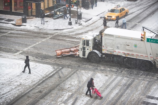 USA, New York State, New York City, crossroad with snowplow. Photo : fotog