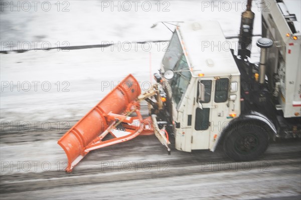 USA, New York State, New York City, high angle view of Snowplow plowing snow out of street. Photo : fotog