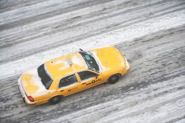 USA, New York State, New York City, blurred motion of yellow taxi. Photo : fotog