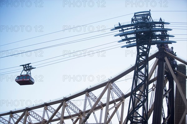 USA, New York, New York City, Manhattan, Queensboro Bridge, Overhead cable car. Photo : fotog