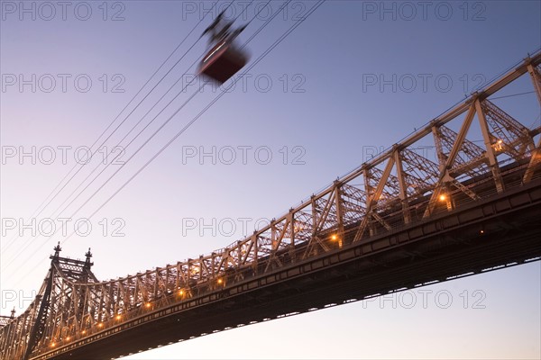 USA, New York, New York City, Manhattan, Queensboro Bridge, Overhead cable car at dusk. Photo : fotog