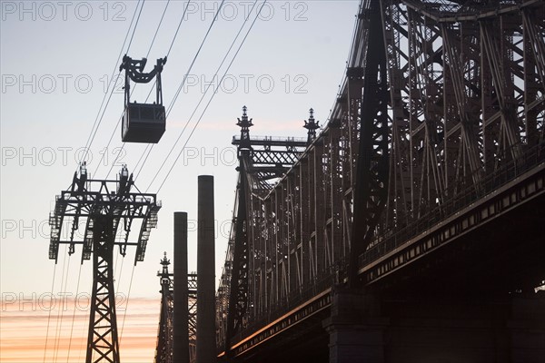 USA, New York, New York City, Manhattan, Queensboro Bridge, Overhead cable car at dusk. Photo : fotog