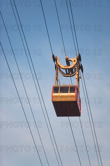 USA, New York, New York City, Manhattan, Overhead cable car against blue sky. Photo : fotog