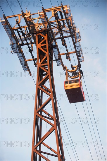 USA, New York, New York City, Manhattan, Overhead cable car and pylon. Photo : fotog