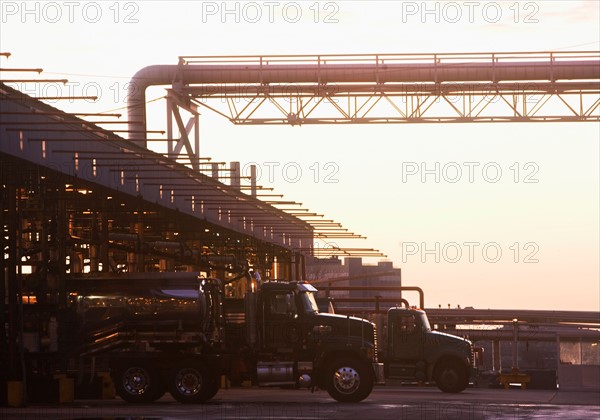 USA, New York, New York City, Trucks loading in oil plant. Photo : fotog