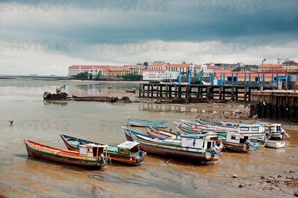 Panama, Panama City, Fishing boats on coastline at low tide. Photo : DreamPictures