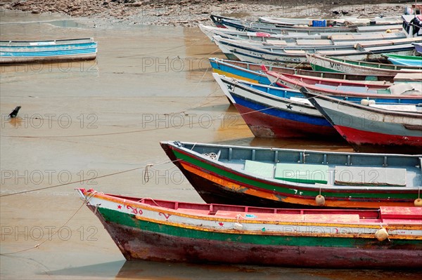 Panama, Panama City, Fishing boats on coastline at low tide. Photo : DreamPictures