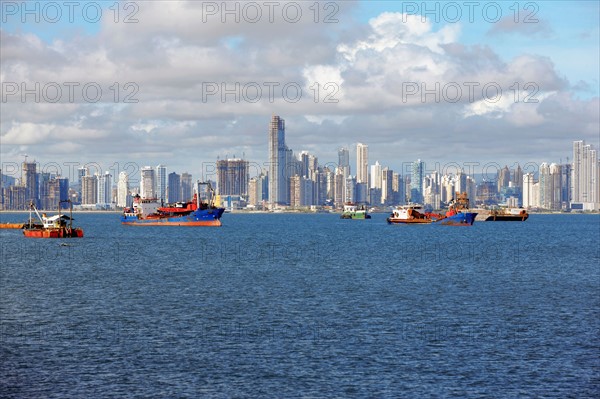 Panama, Panama City, Boats with skyline in background. Photo : DreamPictures