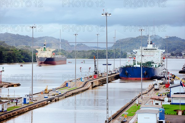 Panama, Panama City, Ship in canal lock. Photo : DreamPictures