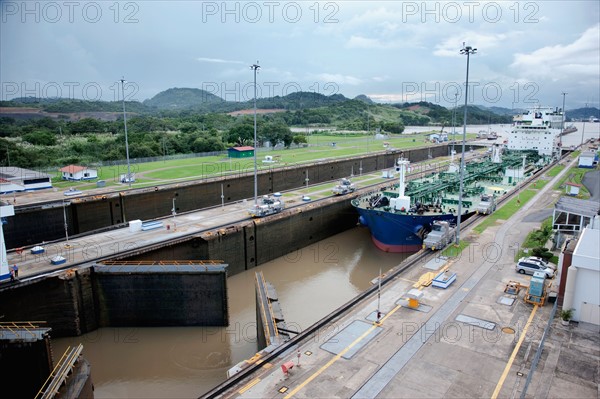 Panama, Panama City, Ship in canal lock. Photo : DreamPictures