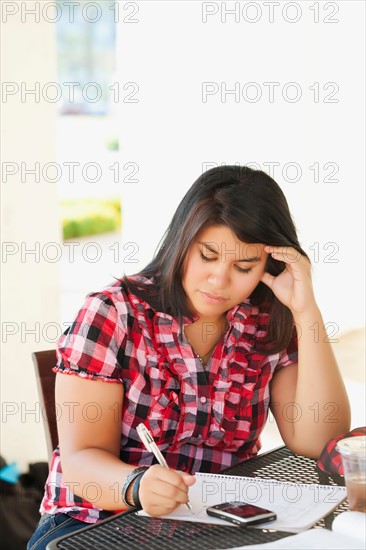 Young woman studying in outdoor cafe. Photo : Sarah M. Golonka