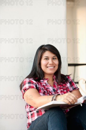 Young woman studying in outdoor cafe. Photo : Sarah M. Golonka