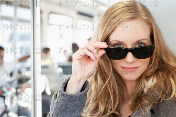 Portrait of woman wearing sunglasses in subway train. Photo : Sarah M. Golonka