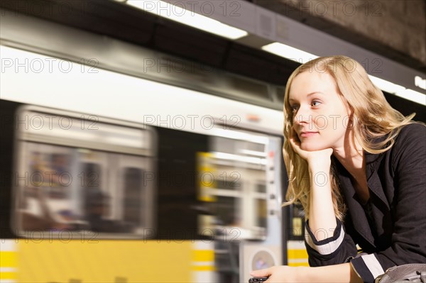 USA, California, Los Angeles, Woman sitting on subway station. Photo : Sarah M. Golonka