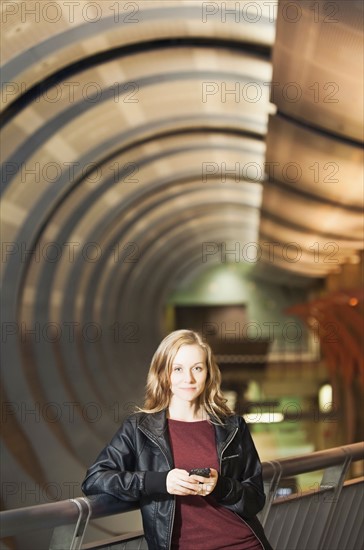 USA, California, Los Angeles, Woman sending text messages on subway station. Photo : Sarah M. Golonka