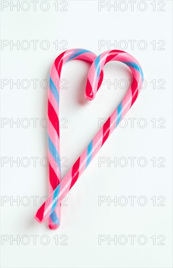 Candy canes in heart shape, studio shot. Photo : Sarah M. Golonka