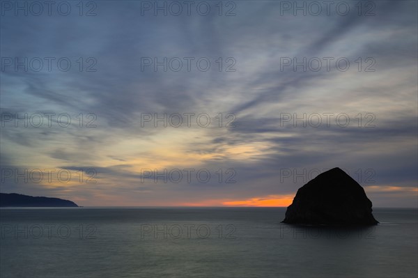 USA, Oregon, Lincoln County, Haystack Rock at dusk. Photo : Gary Weathers