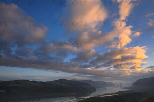 USA, Oregon, High angle view of Columbia River Gorge. Photo : Gary Weathers