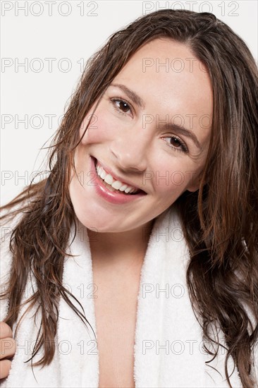 Portrait of smiling woman with wet hair, studio shot. Photo : Jan Scherders