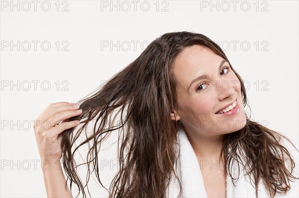 Portrait of woman with long wet hair, studio shot. Photo : Jan Scherders