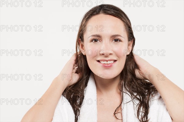 Portrait of woman with long wet hair, studio shot. Photo : Jan Scherders