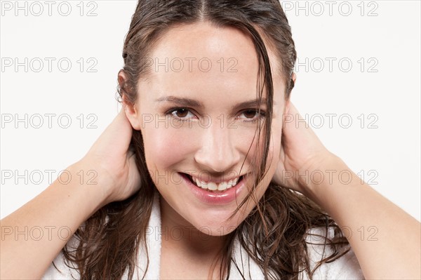 Portrait of woman with long wet hair, studio shot. Photo : Jan Scherders