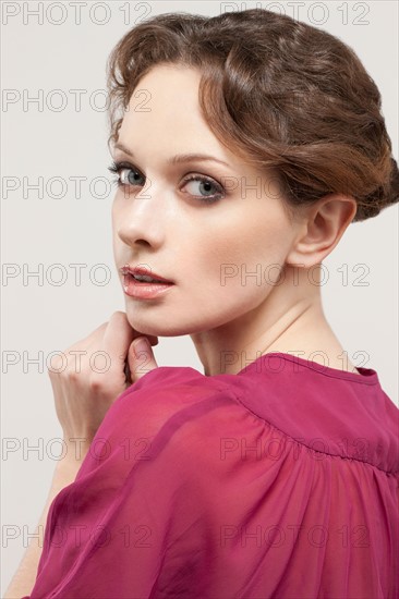 Portrait of beautiful young woman, studio shot. Photo : Jan Scherders