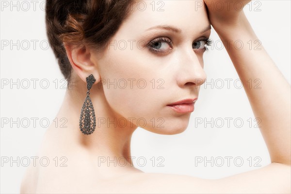 Portrait of beautiful young woman, studio shot. Photo : Jan Scherders