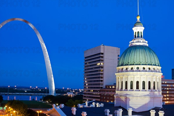 USA, Missouri, St Louis, Getaway Arch and old courthouse at night. Photo : Henryk Sadura