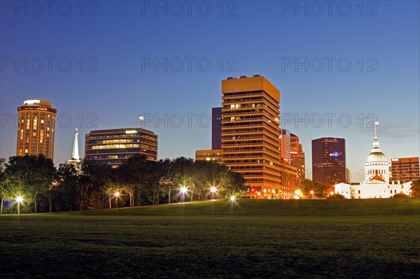USA, Missouri, St Louis, Cityscape at night. Photo : Henryk Sadura