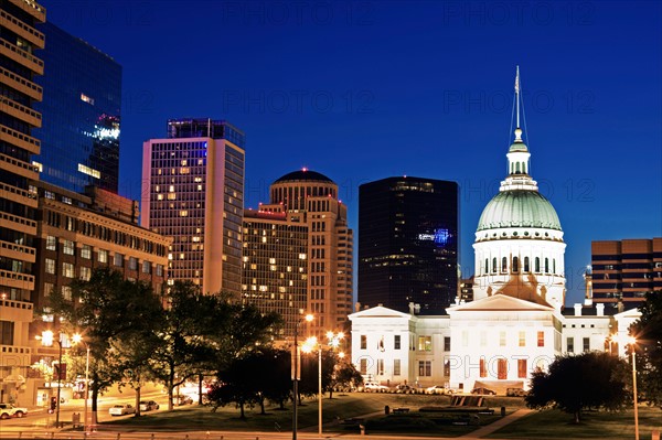 USA, Missouri, St Louis, Old courthouse illuminated at night. Photo : Henryk Sadura