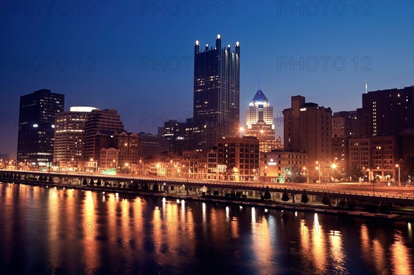 USA, Pennsylvania, Pittsburgh, Cityscape at night. Photo : Henryk Sadura