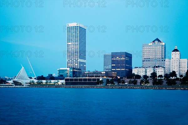 USA, Wisconsin, Milwaukee, Cityscape before sunrise. Photo : Henryk Sadura