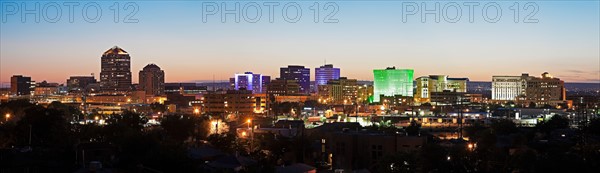 USA, New Mexico, Albuquerque, Panoramic cityscape at dusk. Photo : Henryk Sadura