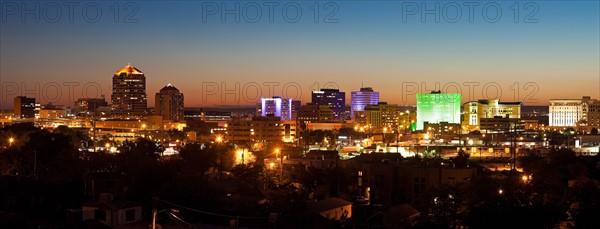 USA, New Mexico, Albuquerque, Panoramic cityscape at dusk. Photo : Henryk Sadura