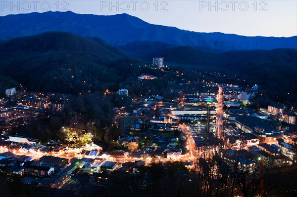 USA, Tennessee, Gatlinburg, Elevated view of city at dawn. Photo : Henryk Sadura