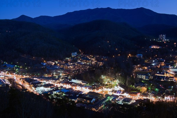 USA, Tennessee, Gatlinburg, Elevated view of city at dawn. Photo : Henryk Sadura