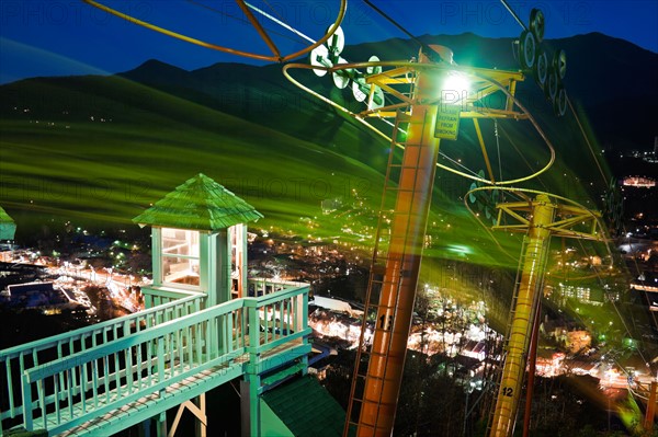 USA, Tennessee, Gatlinburg, Lift to mountain observation point at night. Photo : Henryk Sadura