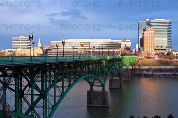 USA, Tennessee, Knoxville, Skyline with bridge. Photo : Henryk Sadura