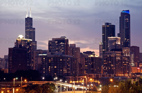 USA, Illinois, Chicago skyline at dusk. Photo : Henryk Sadura