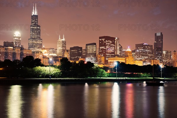 USA, Illinois, Chicago skyline at dusk. Photo : Henryk Sadura