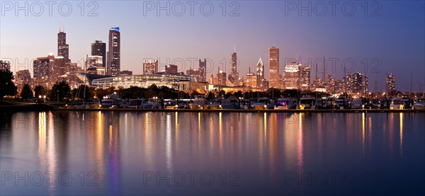 USA, Illinois, Chicago skyline at dusk. Photo : Henryk Sadura