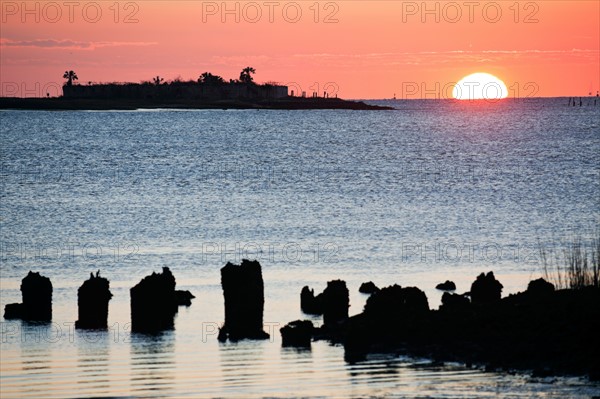 USA, South Carolina, Charleston, Castle Pinckney at sunrise. Photo : Henryk Sadura