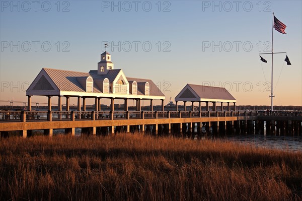 USA, South Carolina, Charleston, Pier at sunrise. Photo : Henryk Sadura