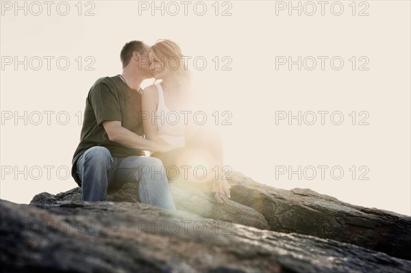 Couple backlit by sun. Photo : King Lawrence