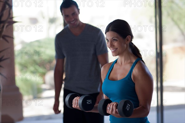 Woman lifting weights. Photo : db2stock