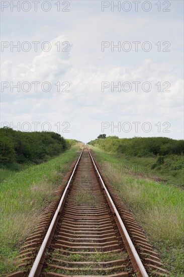 Cuba, Railroad vanishing point. Photo : Mark de Leeuw
