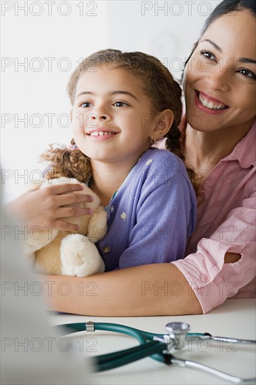 Mother and daughter (10-11) in doctor's office. Photo : Rob Lewine